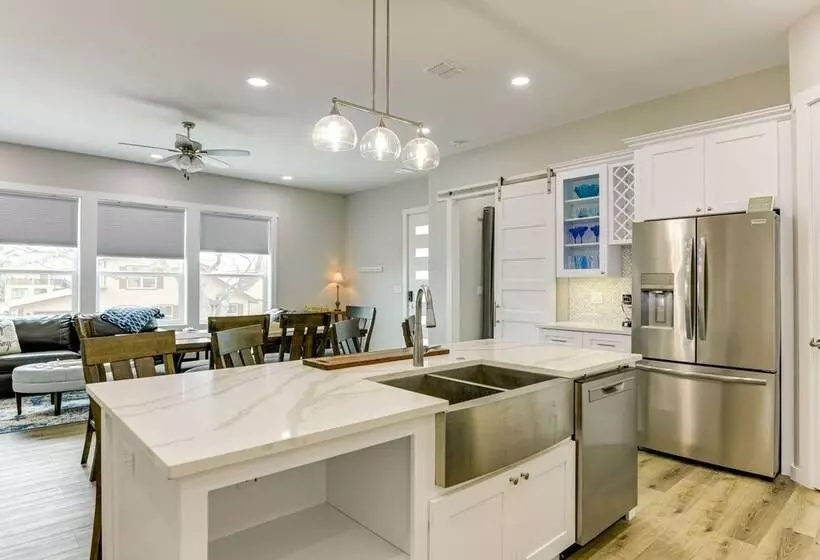 Modern Rockport Home: 6 Mi To Beach!