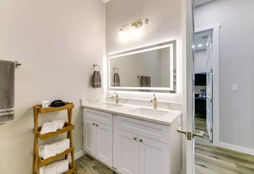 Modern Rockport Home: 6 Mi To Beach!