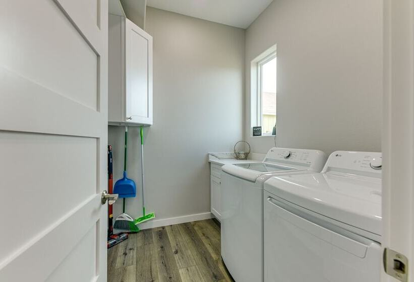 Modern Rockport Home: 6 Mi To Beach!