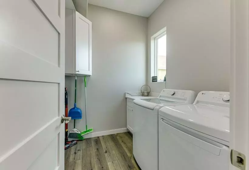 Modern Rockport Home: 6 Mi To Beach!