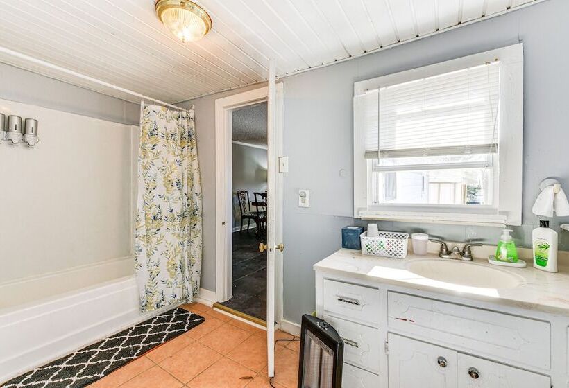 Pet Friendly North Carolina Abode Deck & Hot Tub