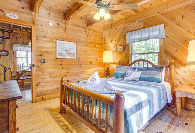 Quaint Dahlonega Cabin W/ Cavenders Creek Access!