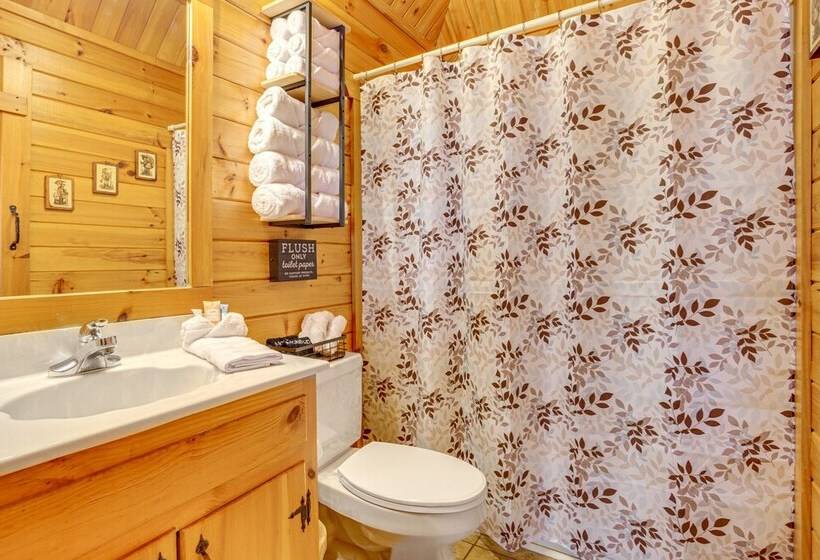 Quaint Dahlonega Cabin W/ Cavenders Creek Access!