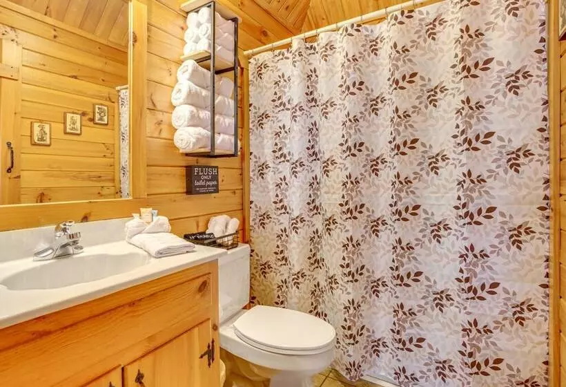 Quaint Dahlonega Cabin W/ Cavenders Creek Access!