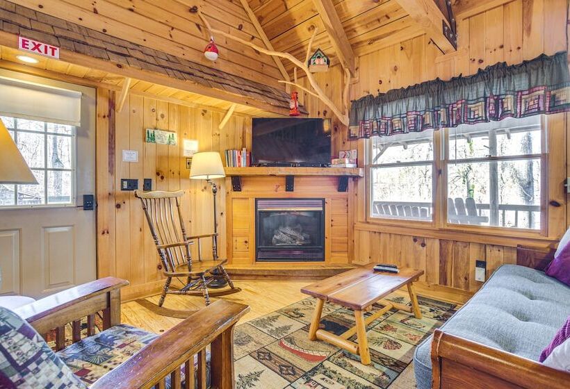 Quaint Dahlonega Cabin W/ Cavenders Creek Access!