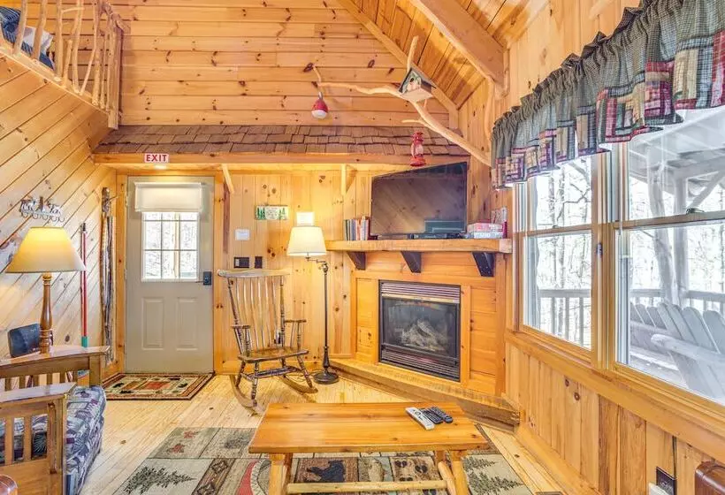 Quaint Dahlonega Cabin W/ Cavenders Creek Access!