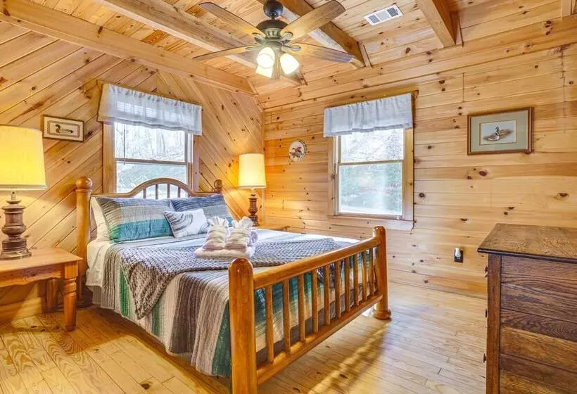 Quaint Dahlonega Cabin W/ Cavenders Creek Access!