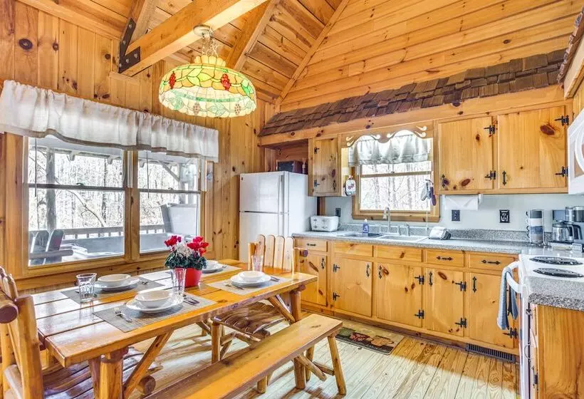 Quaint Dahlonega Cabin W/ Cavenders Creek Access!