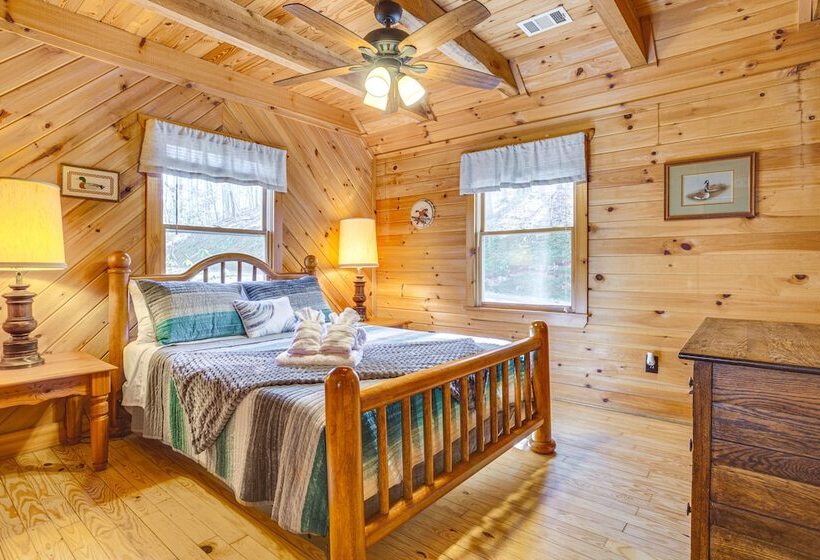 Quaint Dahlonega Cabin W/ Cavenders Creek Access!