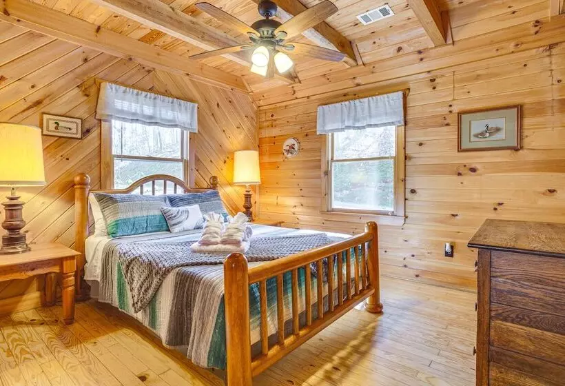 Quaint Dahlonega Cabin W/ Cavenders Creek Access!