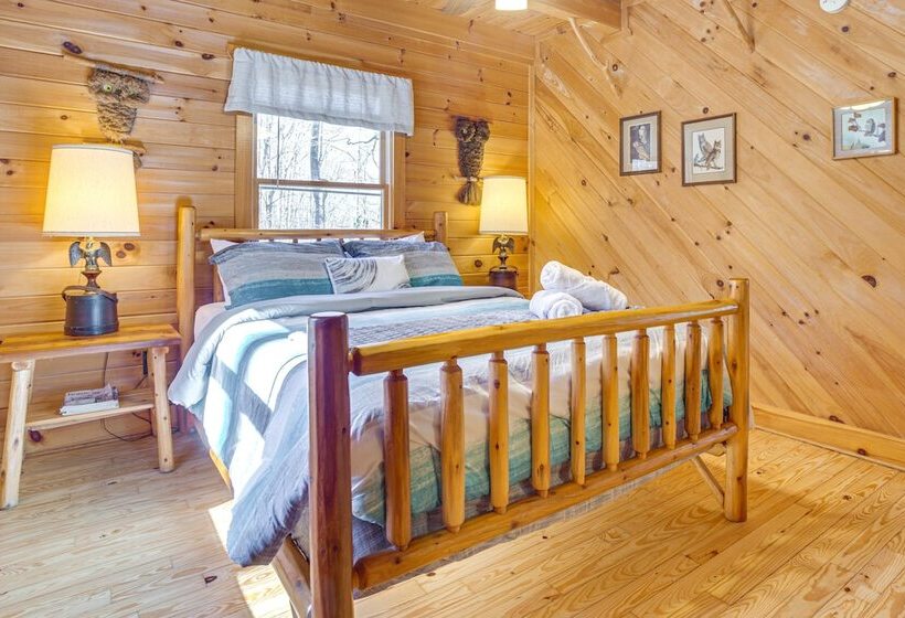 Quaint Dahlonega Cabin W/ Cavenders Creek Access!