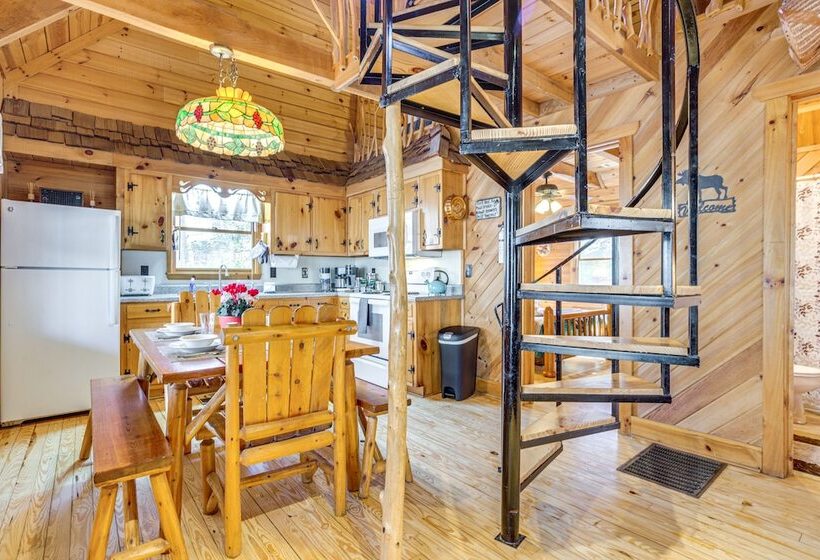 Quaint Dahlonega Cabin W/ Cavenders Creek Access!