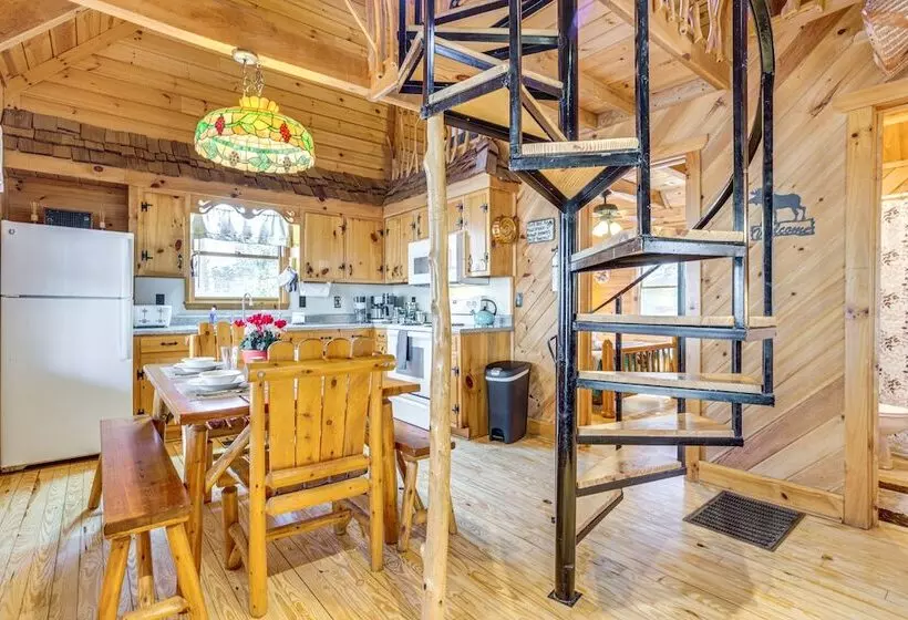 Quaint Dahlonega Cabin W/ Cavenders Creek Access!