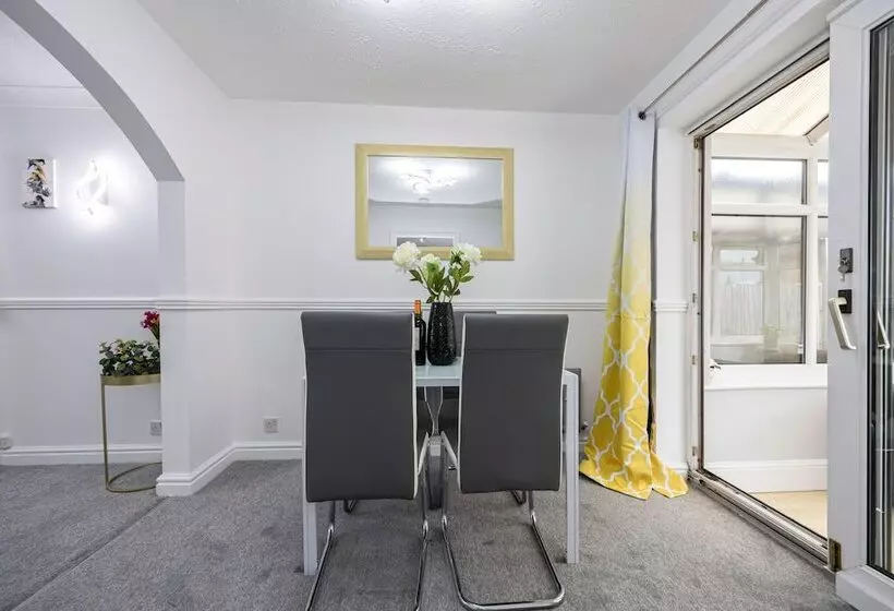 Residenssi Captivating 3 Bed House In Blackburn