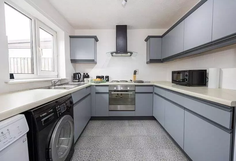 Residenssi Captivating 3 Bed House In Blackburn