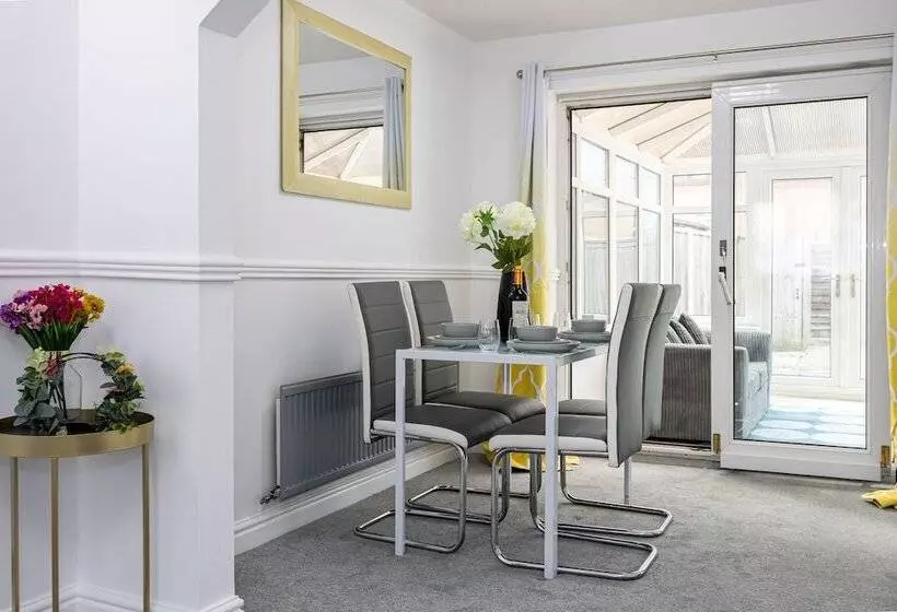 Residenssi Captivating 3 Bed House In Blackburn