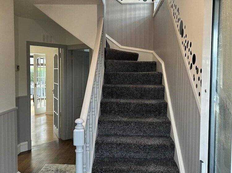 اقامتگاه House In Stoneywood,dyce