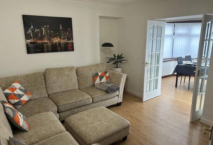 اقامتگاه House In Stoneywood,dyce