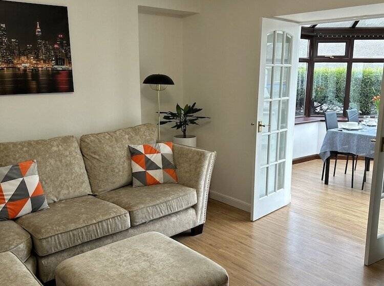 اقامتگاه House In Stoneywood,dyce