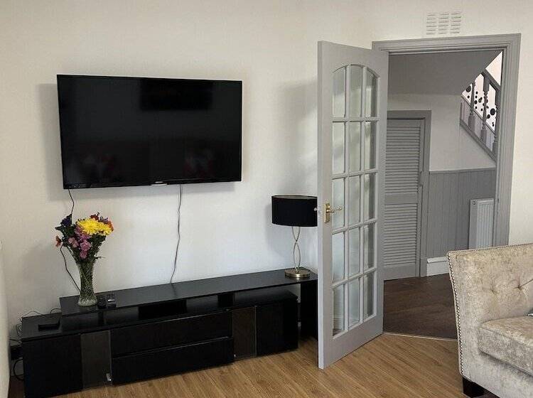 اقامتگاه House In Stoneywood,dyce