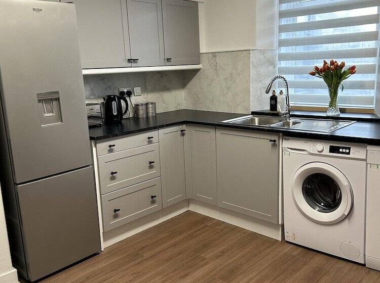 اقامتگاه House In Stoneywood,dyce