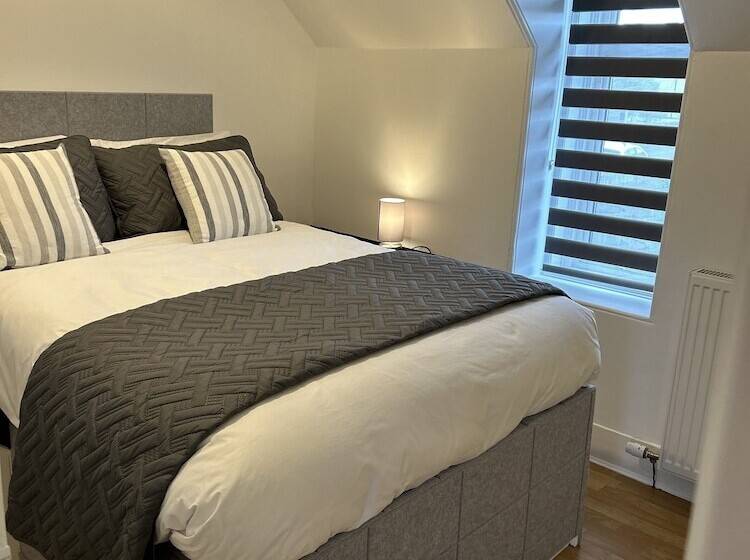 اقامتگاه House In Stoneywood,dyce