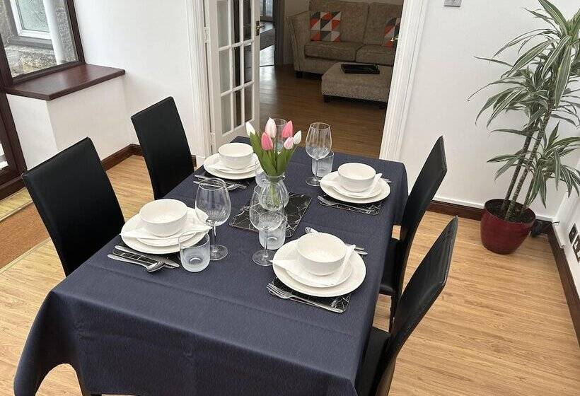 اقامتگاه House In Stoneywood,dyce