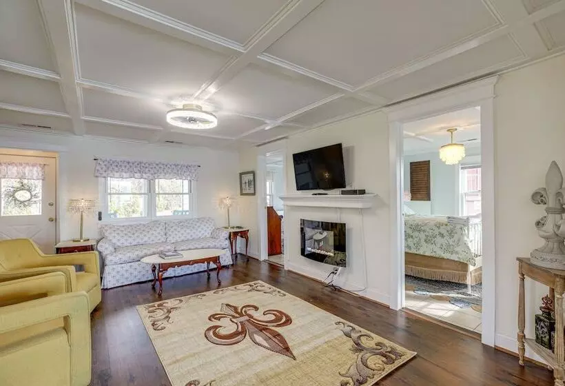 Cottage W/ Potomac River Views In Newburg!