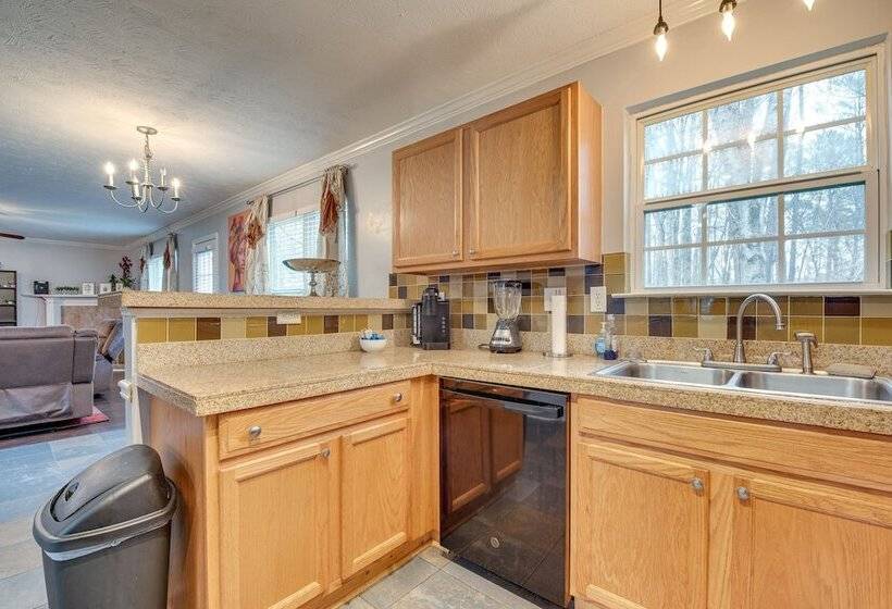 Spacious Snellville Home W/ Yard: 28 Mi To Atlanta