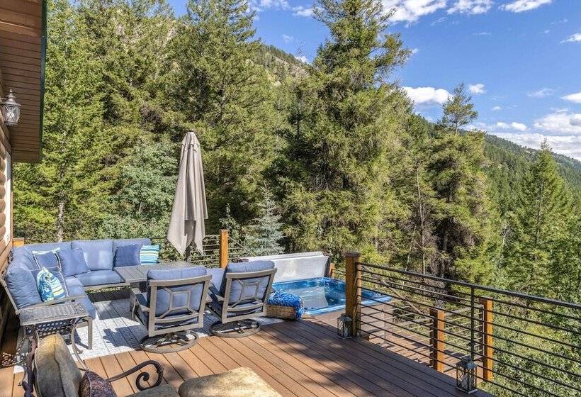 Wyoming Cabin W/ Hot Tub & Mountain View Deck