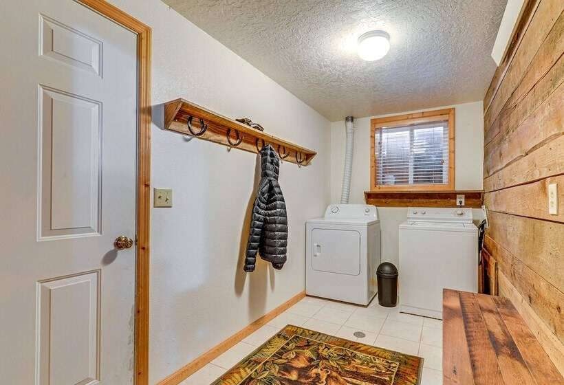 Wyoming Cabin W/ Hot Tub & Mountain View Deck