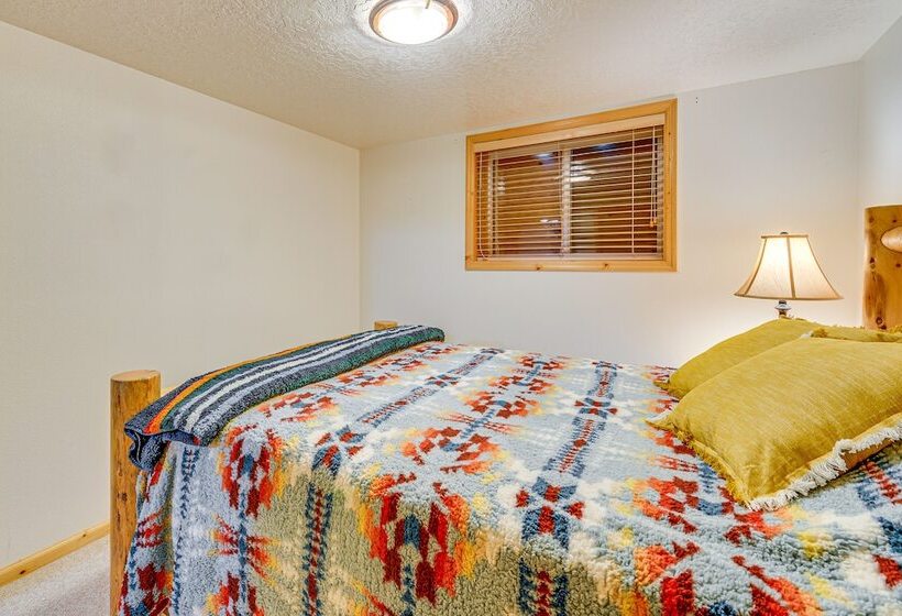 Wyoming Cabin W/ Hot Tub & Mountain View Deck
