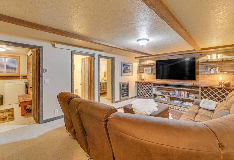 Wyoming Cabin W/ Hot Tub & Mountain View Deck