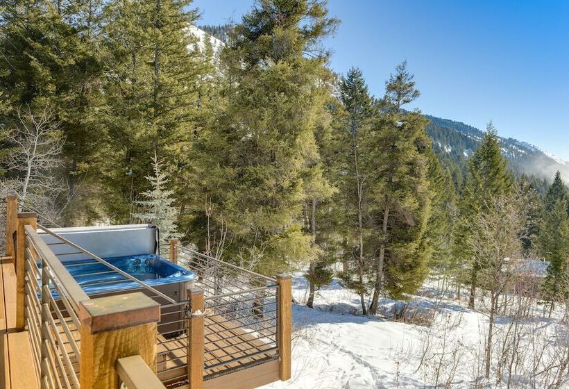 Wyoming Cabin W/ Hot Tub & Mountain View Deck