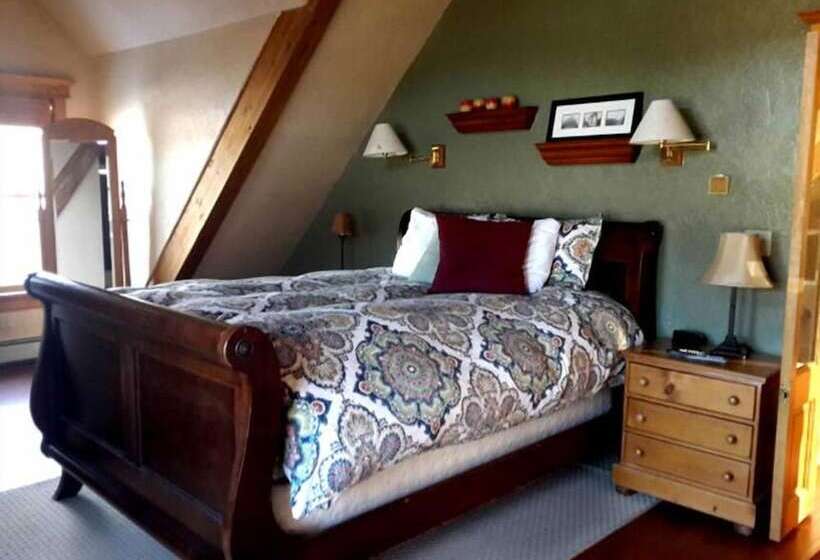 1882 Bar And Grill At River Street Inn