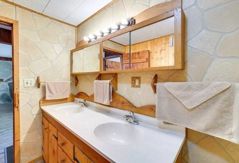 Authentic Log Cabin In Pineville ~ 2 Mi To River!