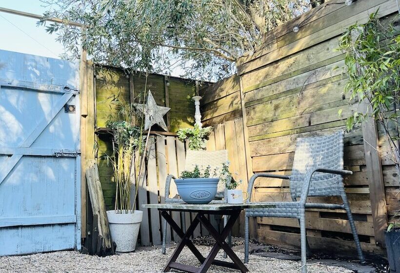 Beautiful Cosy Garden Cabin, 5min Walk To Beach