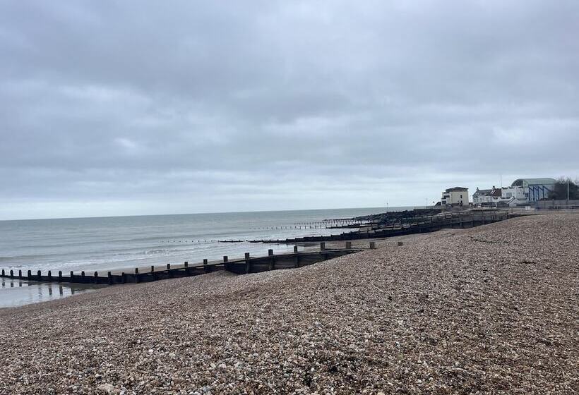 Beautiful Cosy Garden Cabin, 5min Walk To Beach