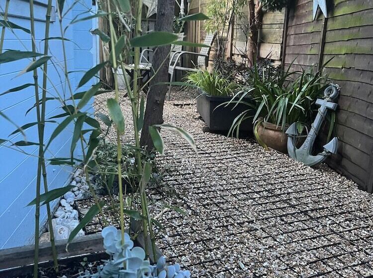 Beautiful Cosy Garden Cabin, 5min Walk To Beach