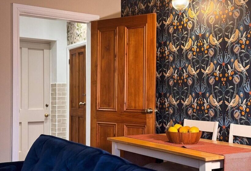 Captivating 3 Bed Cottage In Saltaire