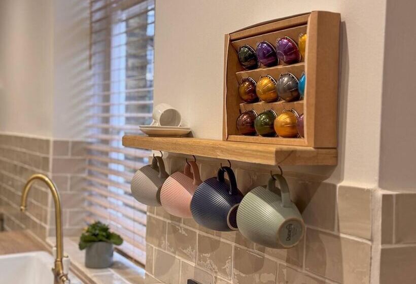 Captivating 3 Bed Cottage In Saltaire