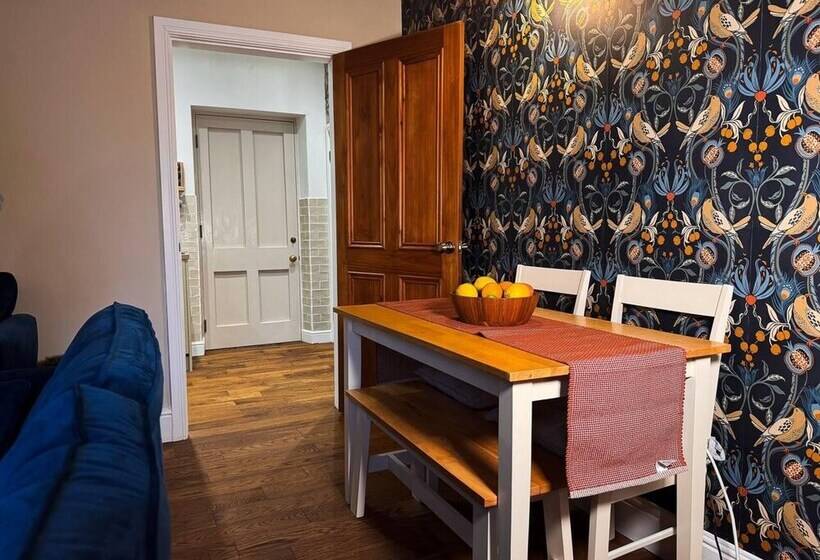 Captivating 3 Bed Cottage In Saltaire