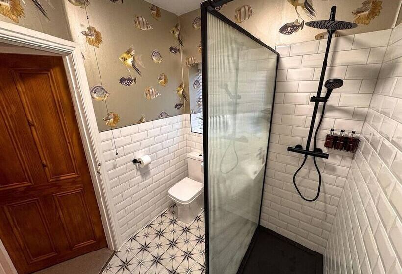 Captivating 3 Bed Cottage In Saltaire