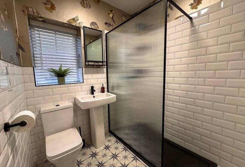 Captivating 3 Bed Cottage In Saltaire