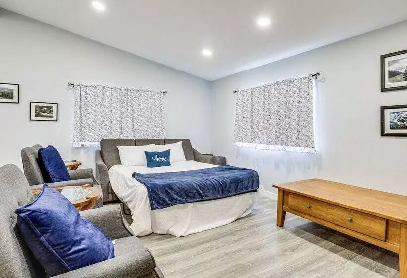 Charming Stayton Home W/ Deck + Smart Tv!