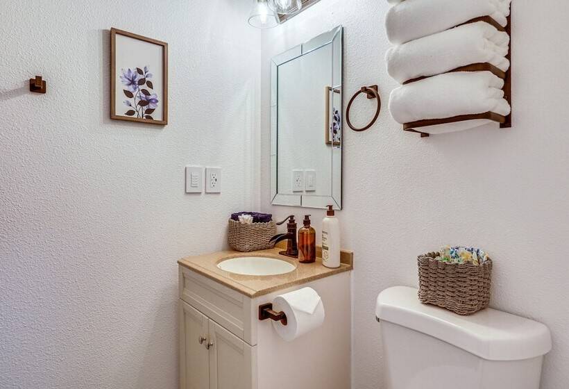 Charming Stayton Home W/ Deck + Smart Tv!