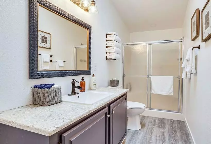 Charming Stayton Home W/ Deck + Smart Tv!