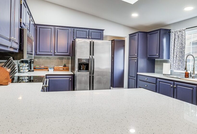 Charming Stayton Home W/ Deck + Smart Tv!