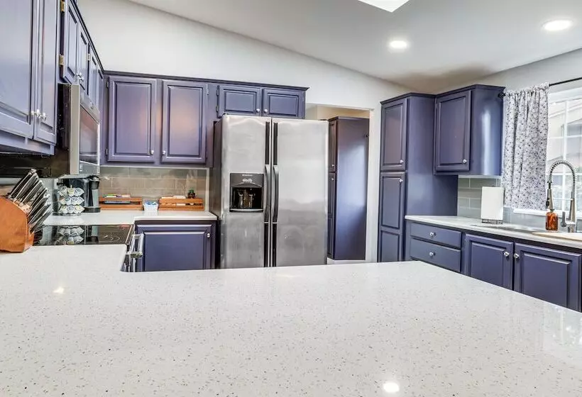 Charming Stayton Home W/ Deck + Smart Tv!