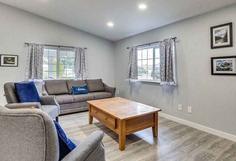 Charming Stayton Home W/ Deck + Smart Tv!